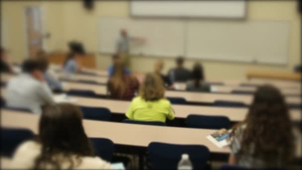 Profesor universitario enseñando a estudiantes — Vídeo de stock