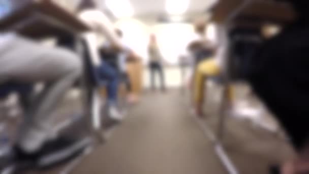 Професор коледжу викладає студентам — стокове відео