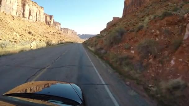 Carro dirigindo através do parque Utah — Vídeo de Stock