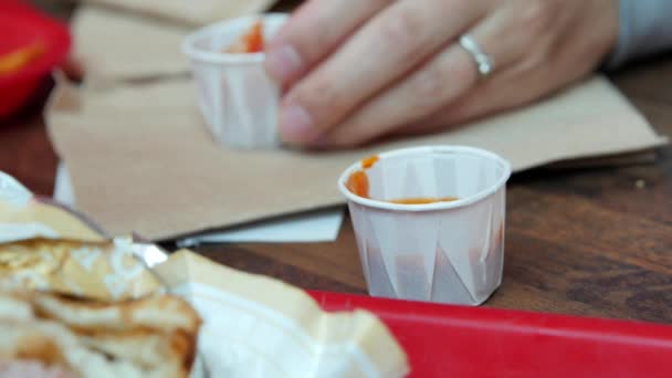 Pareja comiendo comida rápida — Vídeos de Stock