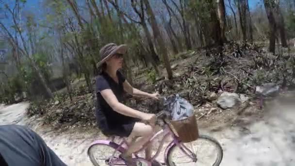 Bicicletas de equitação de casal em um caminho de terra — Vídeo de Stock