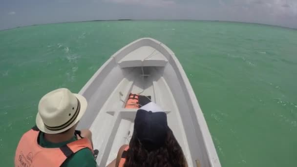 Pareja montando en un barco de motor en el océano Caribe — Vídeos de Stock