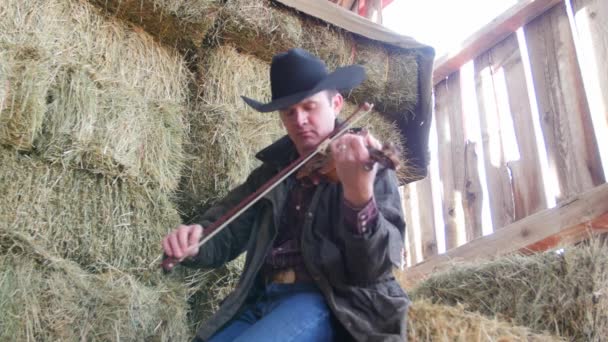 Cowboy spielt Geige — Stockvideo