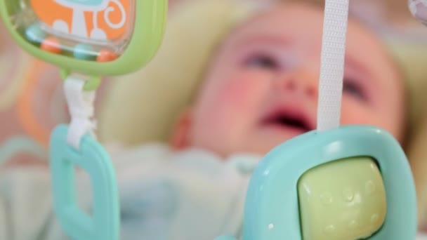 Pleurer bébé assis dans son rocker — Video