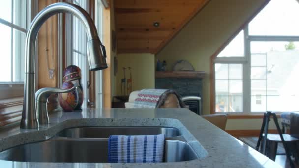 Кухонна раковина в красивому будинку — стокове відео