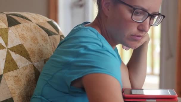 Женщина читает электронную книгу — стоковое видео
