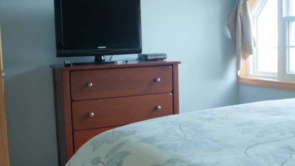 Красивая современная спальня и телевизор — стоковое видео
