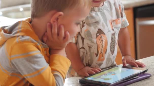 Chłopcy gry z iPada w domu — Wideo stockowe
