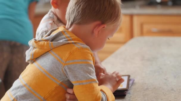 Симпатичні хлопці грати з ipad в домашніх умовах — стокове відео