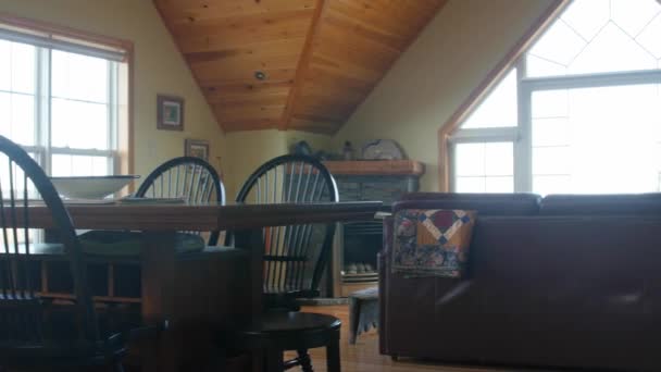 Interior da casa de campo sala de estar e cozinha — Vídeo de Stock