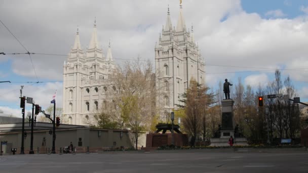 Människor som vandrar i Temple Square i Salt Lake City — Stockvideo