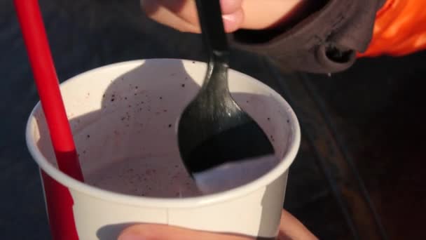 Essen eines Milchshakes beim Abendessen — Stockvideo