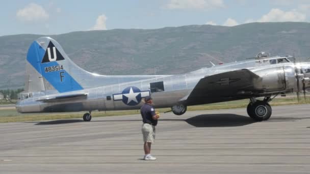 编辑 B17 轰炸机降落在第二次世界大战 — 图库视频影像