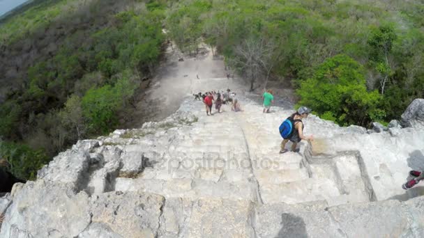 游客前往墨西哥的废墟 — 图库视频影像