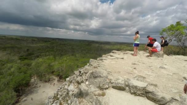 Туристы, посещающие руины Мексики — стоковое видео