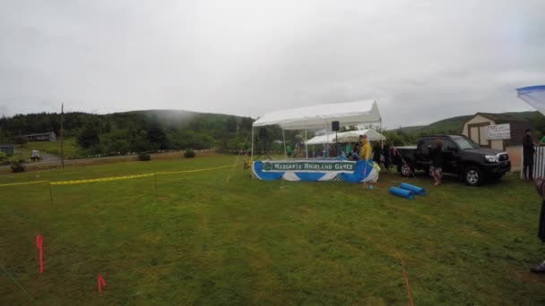 Touristen beobachten Tänzer bei Highland Games — Stockvideo