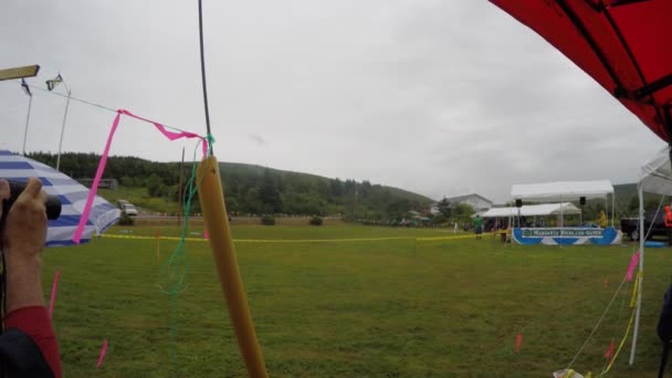 Redactionele Toeristen Kijken Hamer Gooien Tijdens Highland Games — Stockvideo