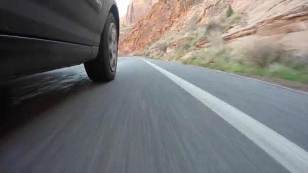 Conducción de coches en el desierto — Vídeo de stock