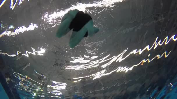 Mann tritt unter Wasser — Stockvideo