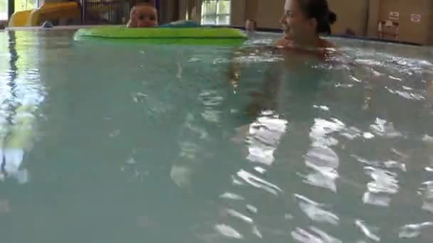 Семья в общественном бассейне — стоковое видео