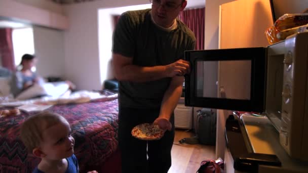 Família cozinhar pizza no hotel microondas — Vídeo de Stock
