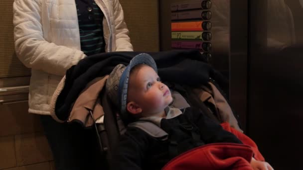 Familie verlaat lift met stoller — Stockvideo