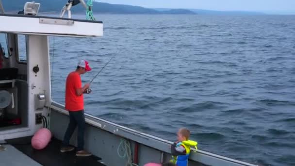 Familienangeln Auf Einem Kommerziellen Fischerboot Kap Breton — Stockvideo