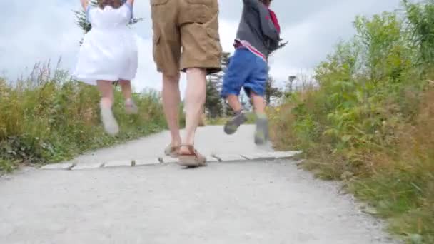 Caminhadas em família na trilha do horizonte — Vídeo de Stock
