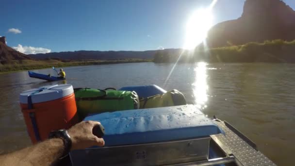 Família em caiaques e tubos no rio Colorado perto de Moab Utah — Vídeo de Stock