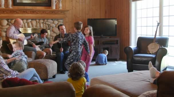 Familie samenspelen van muziek en kinderen dansen op een feestje — Stockvideo