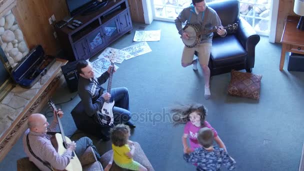 Familie speelt muziek en kinderen dansen op een feestje — Stockvideo