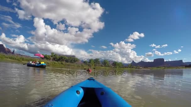 Pai e meninos em caiaques no rio Colorado — Vídeo de Stock