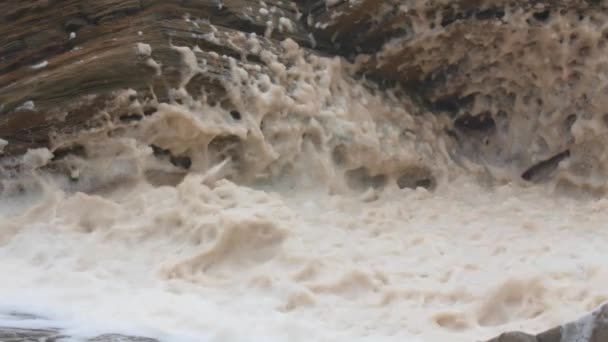 Skum på rocky havet strandlinjen — Stockvideo