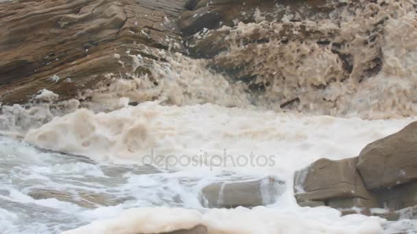 Foam on rocky ocean shoreline — Stock Video
