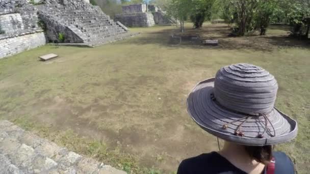Женщина ходит в руинах майя — стоковое видео