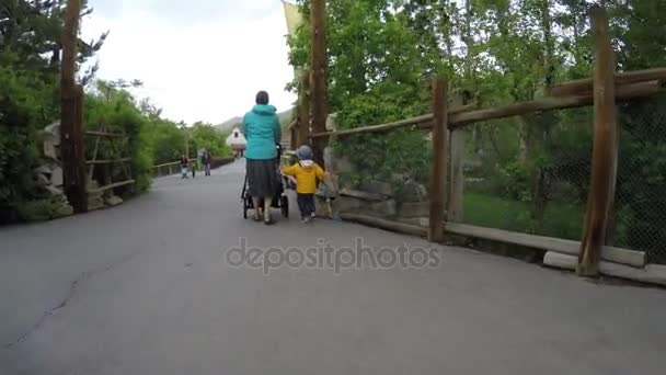 Mor och barn på Hogle zoo — Stockvideo
