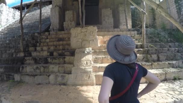 Женщина-турист в руинах Эк-Балам-Майн — стоковое видео
