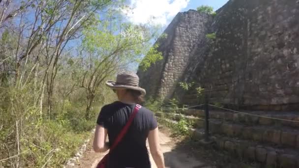 Frau geht an Maya-Ruinen von Balam vorbei — Stockvideo