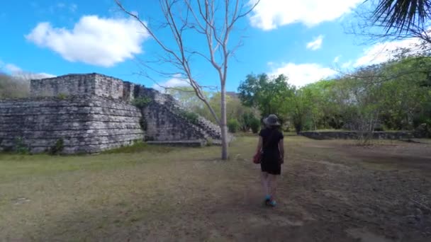 Donna che cammina nelle rovine maya — Video Stock