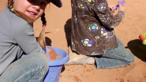 Meninas brincando na areia com baldes e pás — Vídeo de Stock