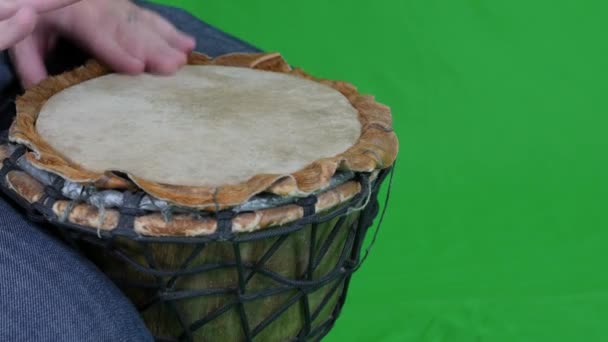 Людина грає на дерев'яному барабані — стокове відео