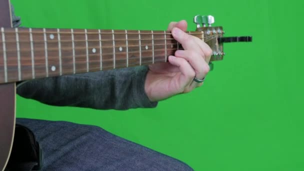 Uomo che suona la chitarra — Video Stock