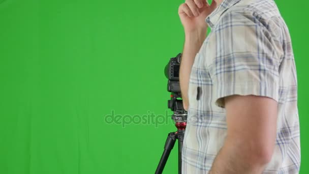 Photographer in studio on green — Stock Video