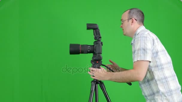 Fotógrafo em estúdio em verde — Vídeo de Stock