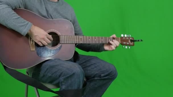 Man die gitaar speelt — Stockvideo