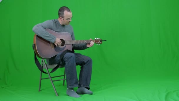 Man die gitaar speelt — Stockvideo