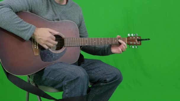 Uomo che suona la chitarra — Video Stock