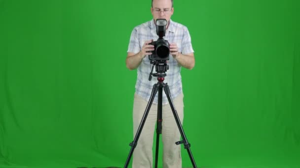 Fotógrafo en estudio en verde — Vídeo de stock