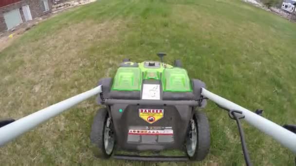 用电动割草机修剪草坪 — 图库视频影像