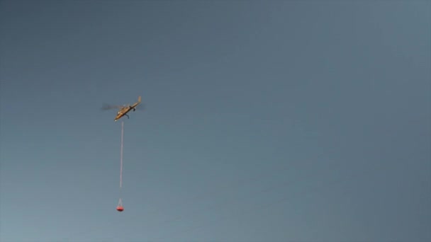 建設用資材を運ぶヘリコプター — ストック動画